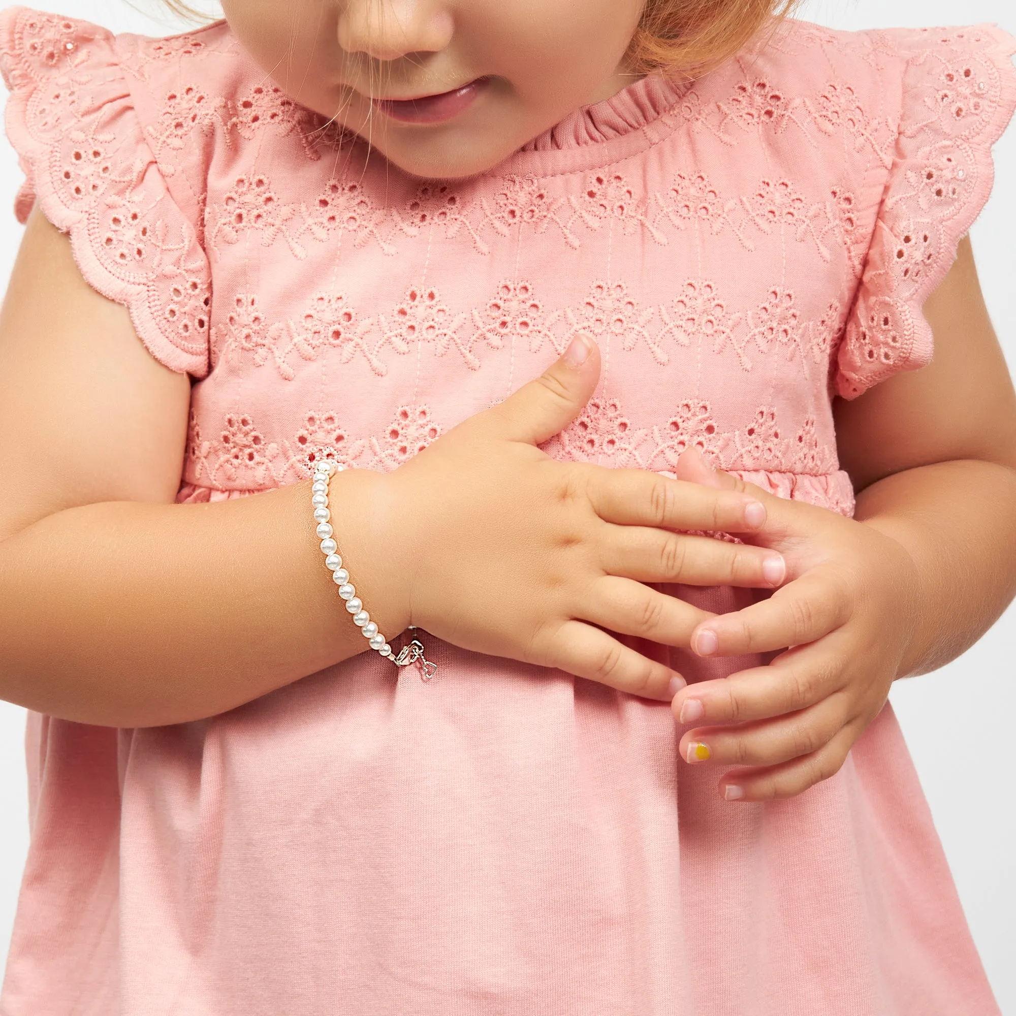 NewBorn Baby Girl Bracelet with White Pearl & Silver Daises der